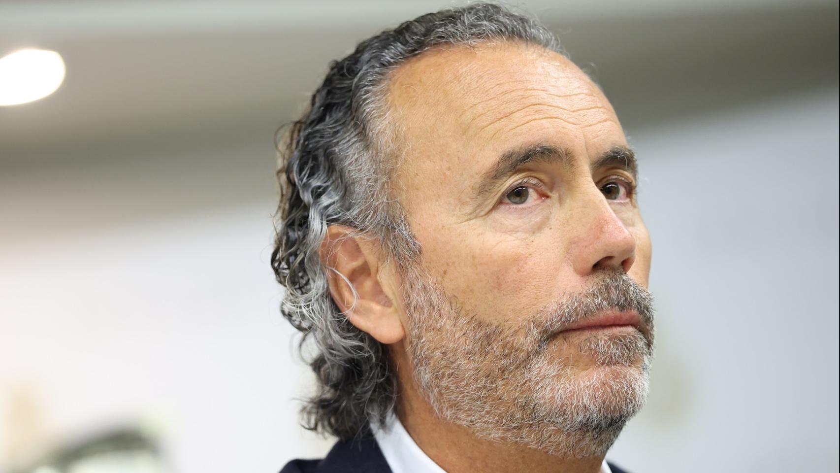 El presidente de la Asociación Víctimas Descarrilamiento Adamuz (AVDA), Mario Samper, este lunes durante su comparecencia ante la Comisión de Investigación 