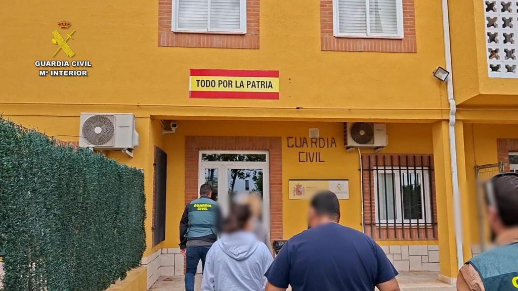 Imagen de uno de los detenidos en el cuartel de la Guardia Civil de Seseña.