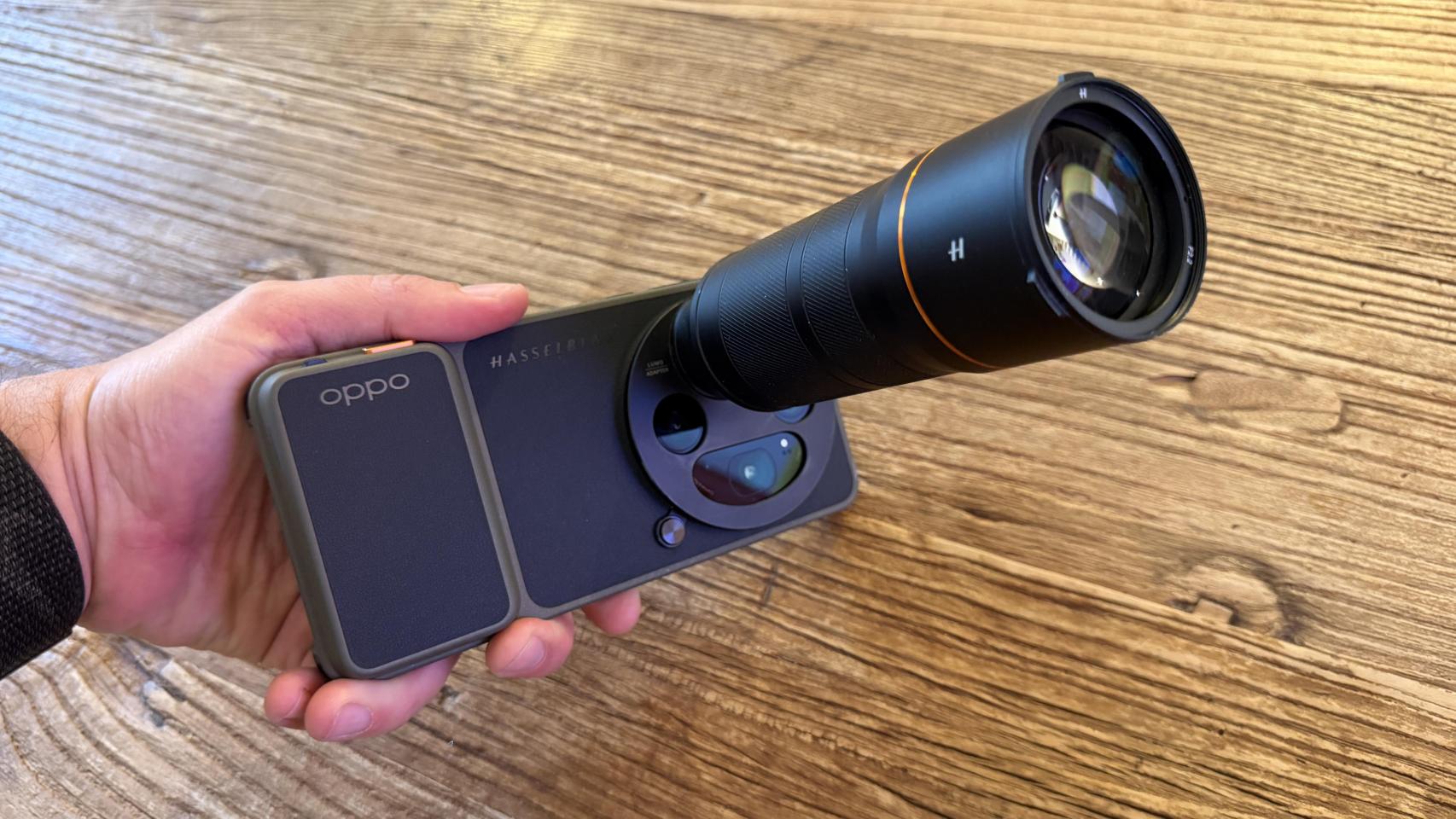 OPPO Find X9 Ultra con el kit con teleconvertidor