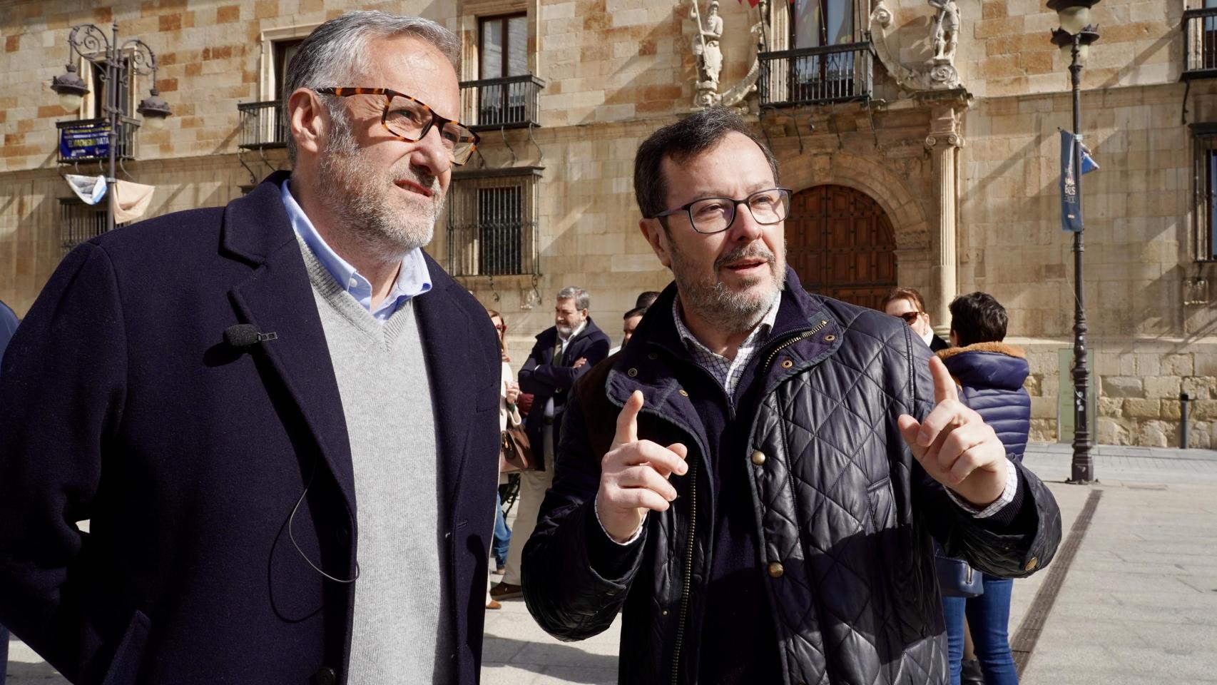 El portavoz nacional de Vox, José Antonio Fúster, y Carlos Pollán en un acto de campaña