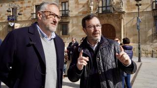 El portavoz nacional de Vox, José Antonio Fúster, y Carlos Pollán en un acto de campaña