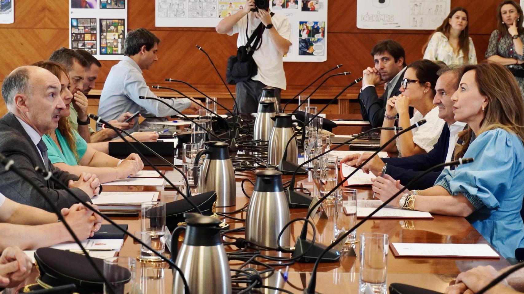 La alcaldesa de Zaragoza, Natalia Chueca, y el delegado del Gobierno, Fernando Beltrán, en la Junta de Seguridad Local.