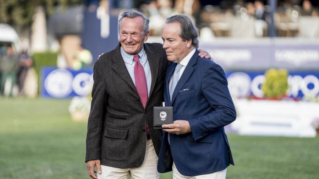Luis Astolfi recibiendo la Medalla de Oro de la Real Federación Española (RFHE).