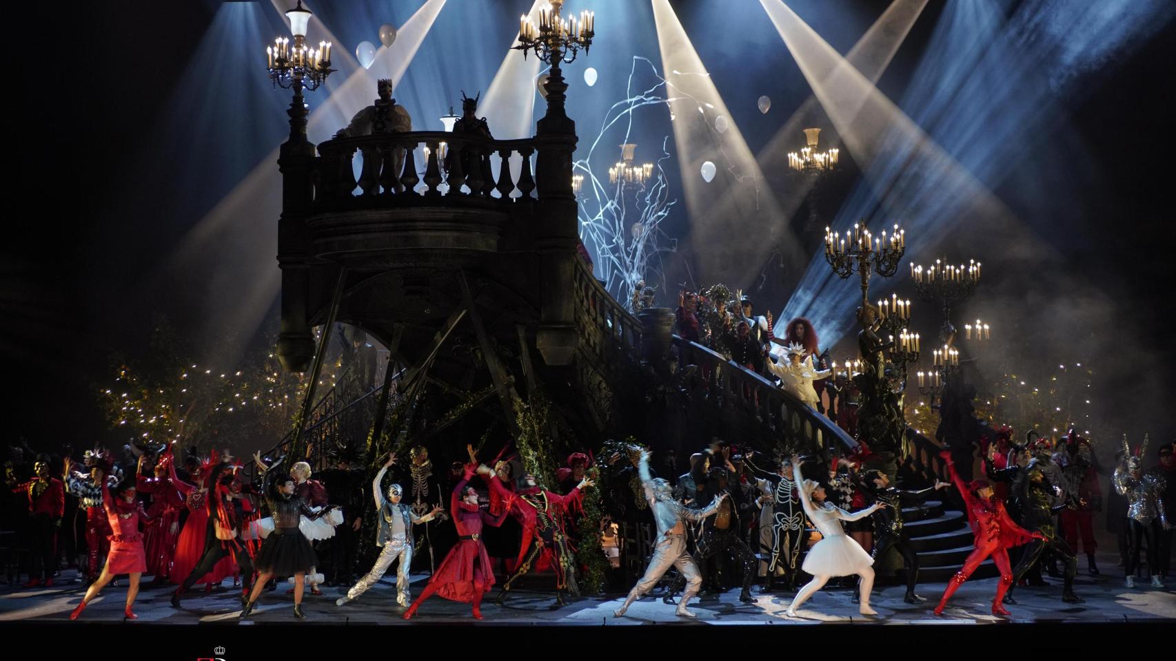 Una vista del montaje de 'Romeo y Julieta' de Thomas Jolly en el Teatro Real. Foto: Javier del Real / Teatro Real
