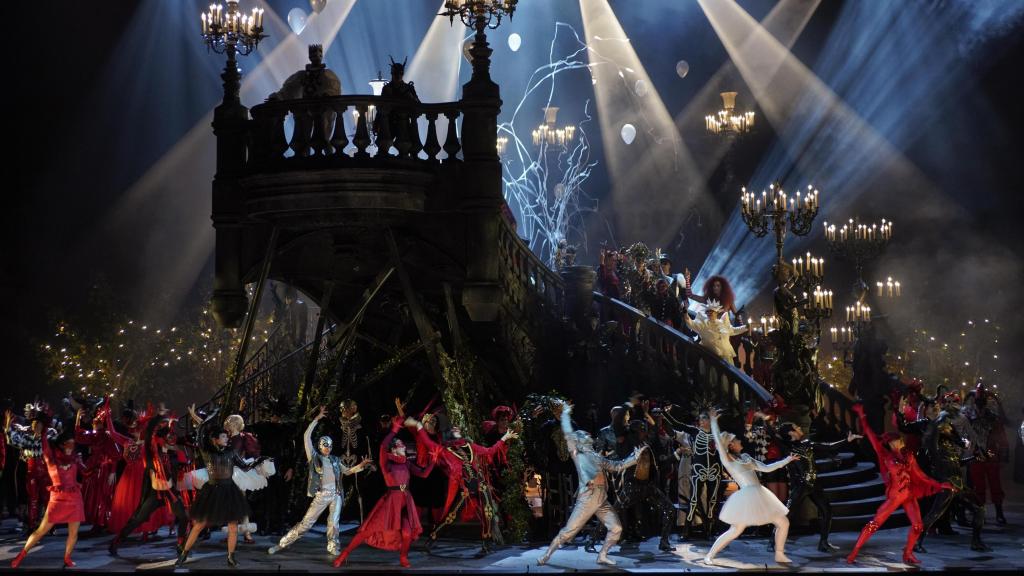 Una vista del montaje de 'Romeo y Julieta' de Thomas Jolly en el Teatro Real. Foto: Javier del Real / Teatro Real
