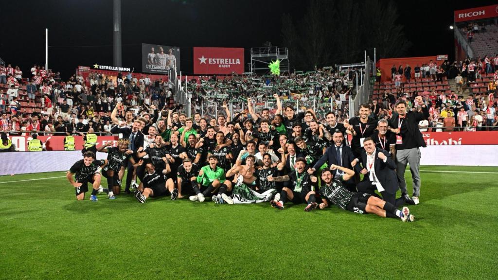 Bragarnik celebra con la plantilla y el cuerpo técnico la permanencia en Girona.