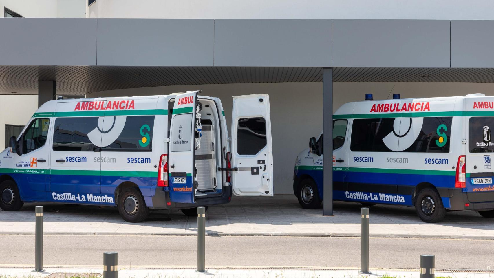 Imagen de unas ambulancias a las puertas del Hospital Universitario de Toledo.
