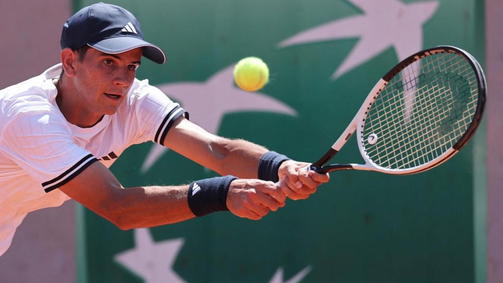 Rafa Jódar durante un punto en Roland Garros.