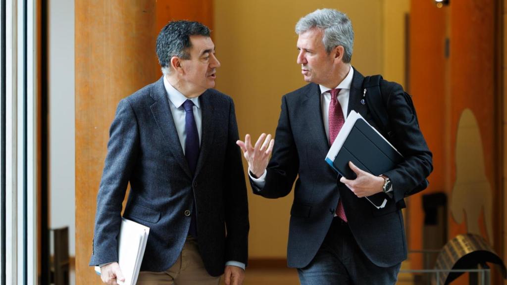 El presidente de la Xunta, Alfonso Rueda, y el conselleiro de Educación, Ciencia, Universidades e FP, Román Rodríguez, en una foto de archivo.