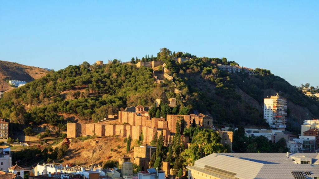 Vista de la Alcazaba malagueña y el Castillo de Gibralfaro al atardecer.