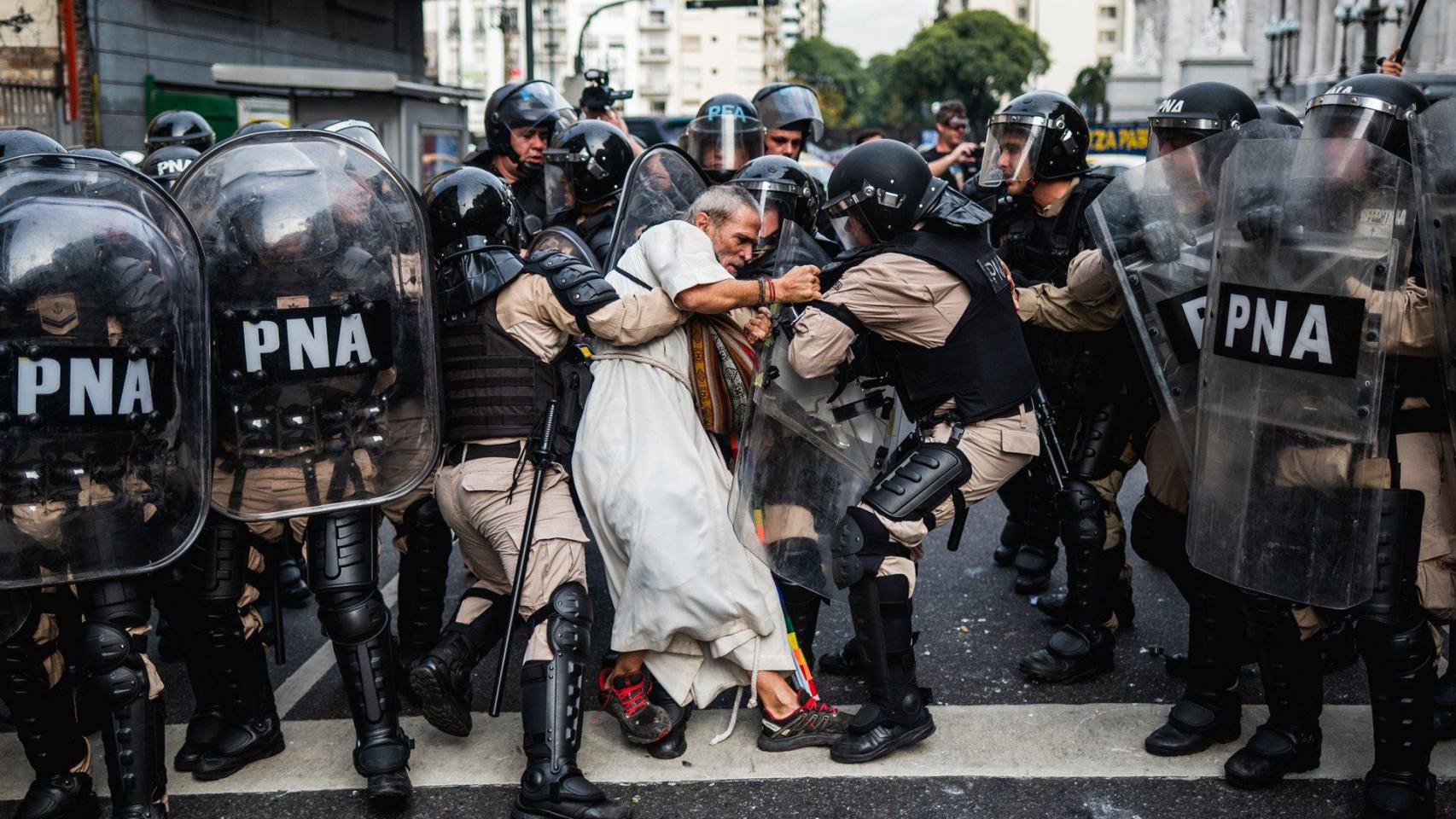 El Padre Chueco capturado por la prefectura durante una protesta de jubilados en Buenos Aires. Tadeo Bourbon, Premio World Press Photo 2026