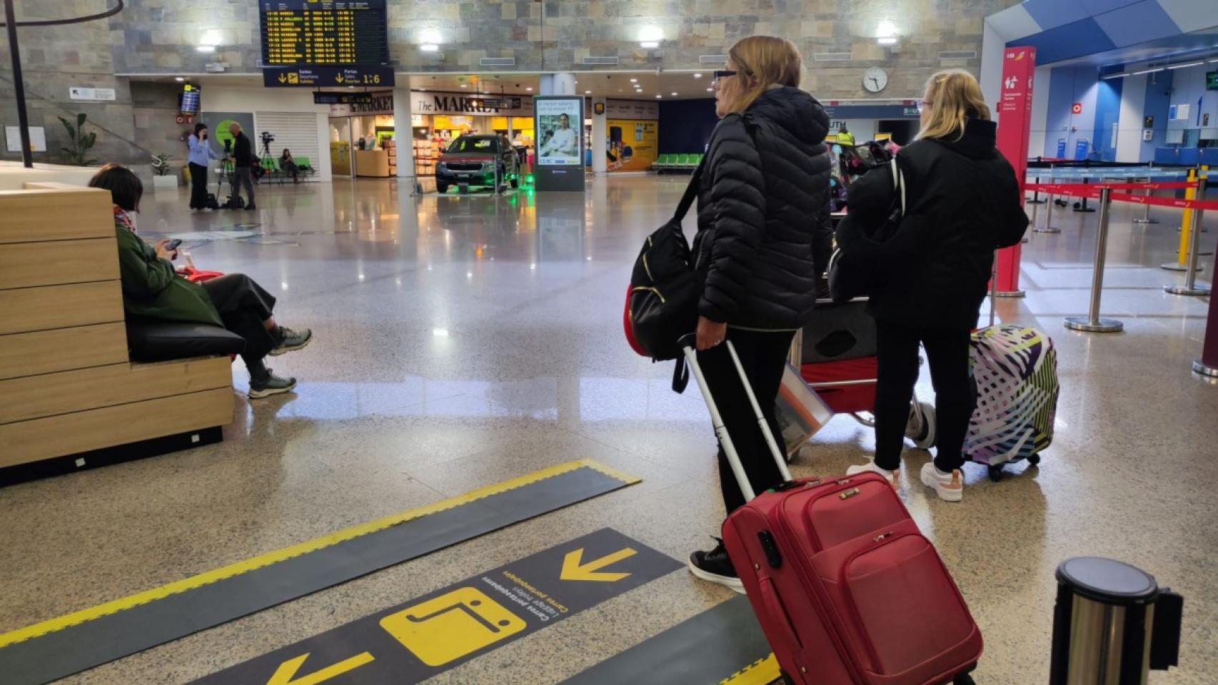 Usuarias en la terminal de Alvedro el primer día con refuerzo de vuelos.