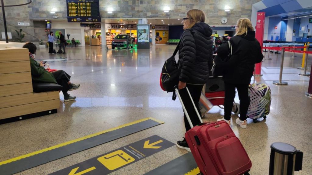 Usuarias en la terminal de Alvedro el primer día con refuerzo de vuelos.