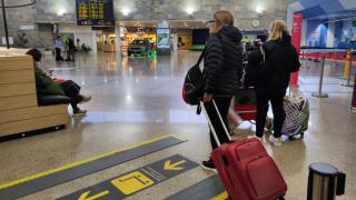 Usuarias en la terminal de Alvedro el primer día con refuerzo de vuelos.