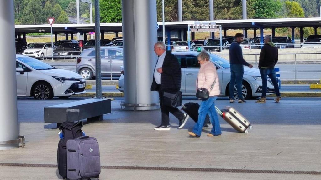 Pasajeros se dirigen a la terminal de Alvedro tras llegar en transporte público.