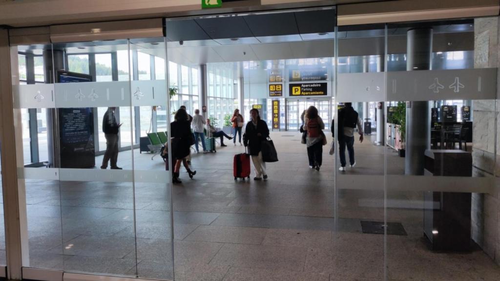 Puerta de acceso a la terminal del aeropuerto de A Coruña.