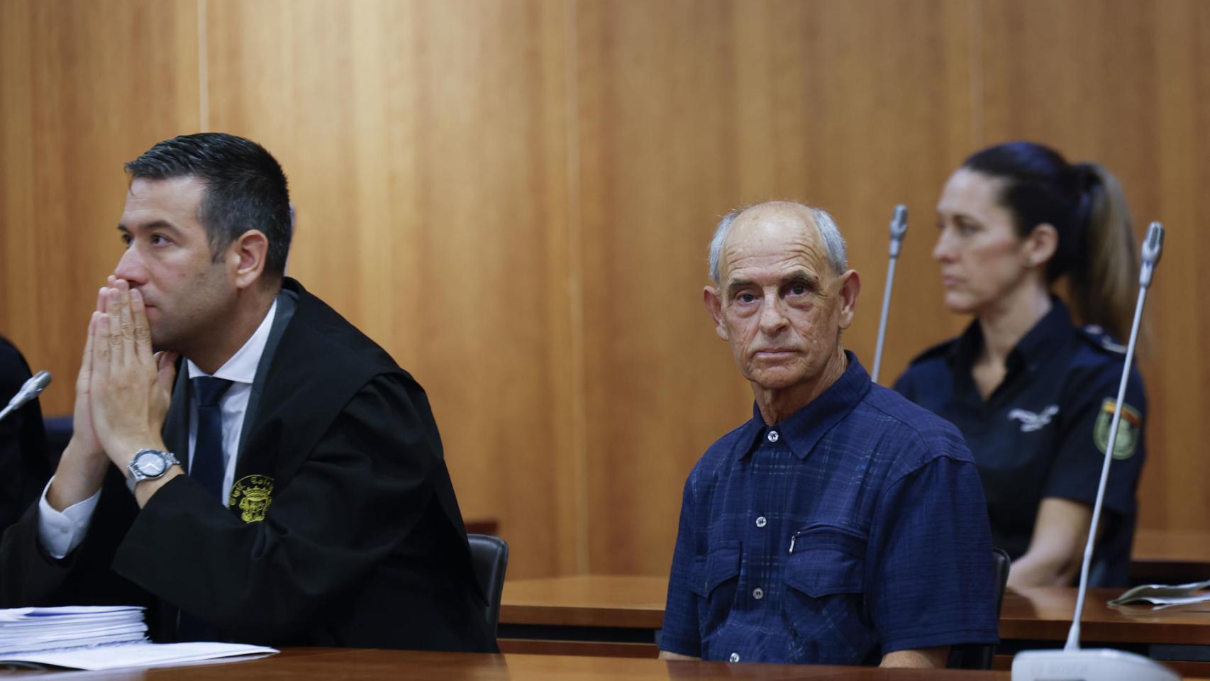 Dinamita Montilla mira a la prensa en el juicio.