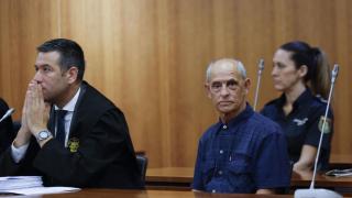 Dinamita Montilla mira a la prensa en el juicio.