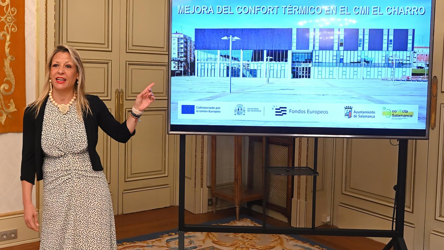 La concejala de medio ambiente, María José Coca en la presentación de este proyecto para el Centro Municipal 'Julián Sánchez el Charro'.