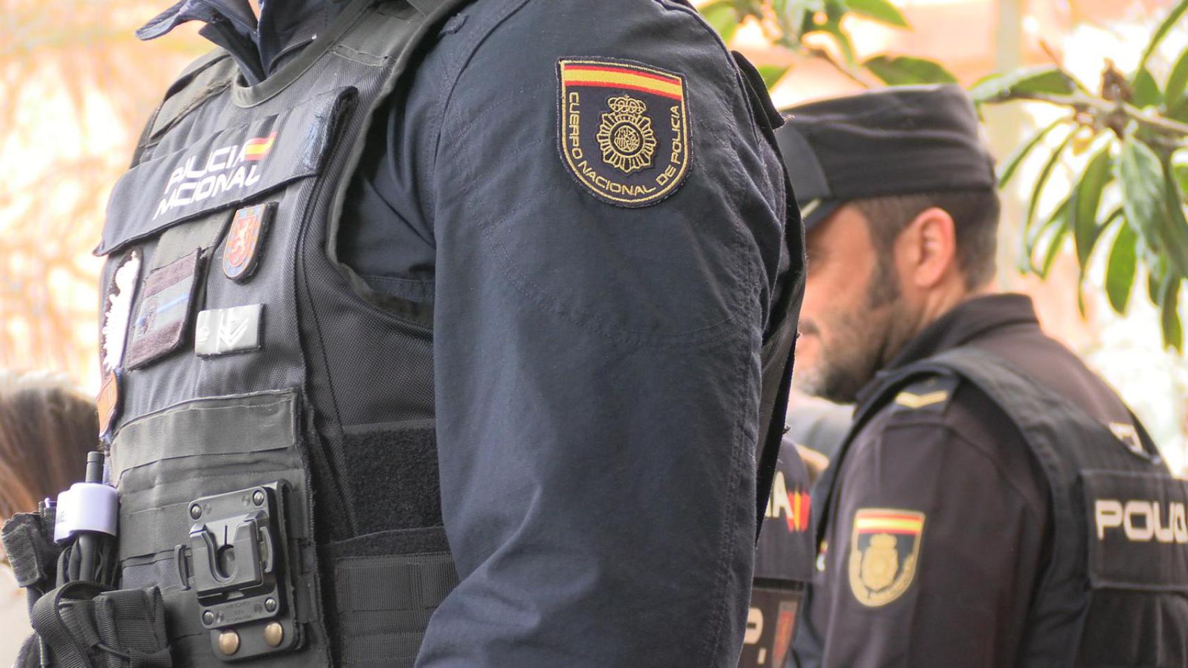 Imagen de dos policías.