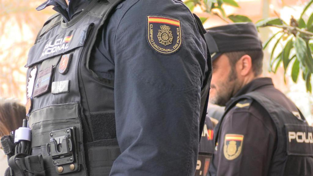 Imagen de dos policías.