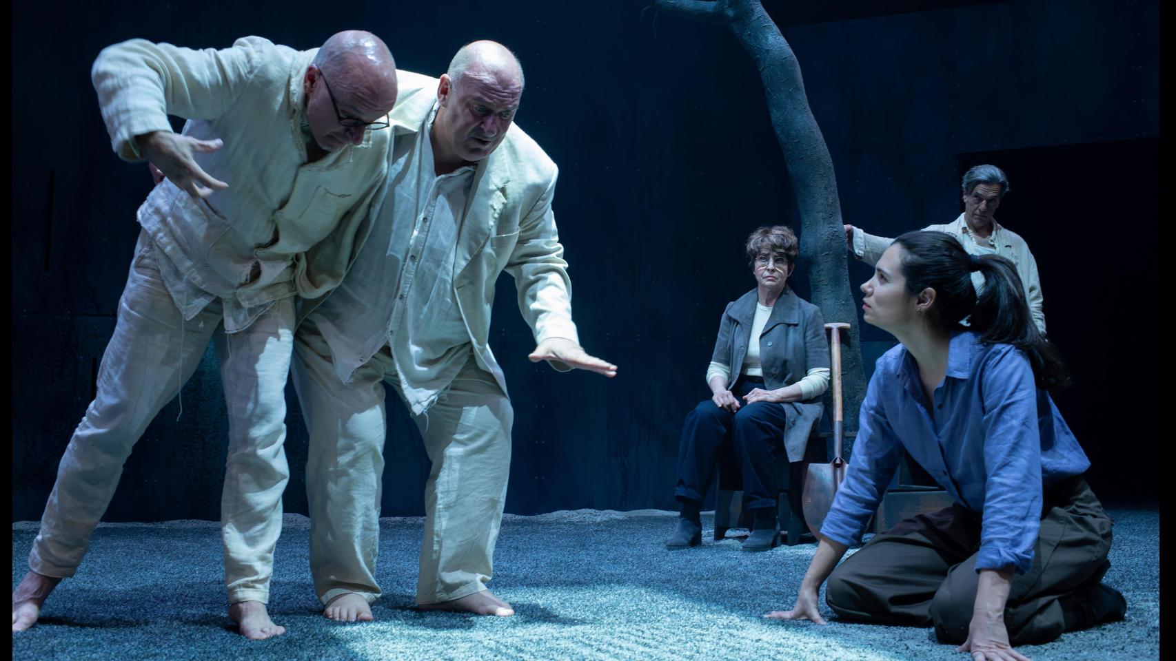 Una escena de 'El jardín quemado' en el Teatro de La Abadía. Foto: Javier Naval