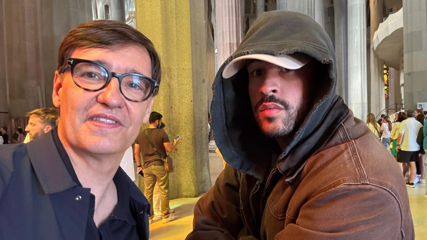 Salvador Illa y el cantante Bad Bunny, durante su encuentro en la Sagrada Familia. 