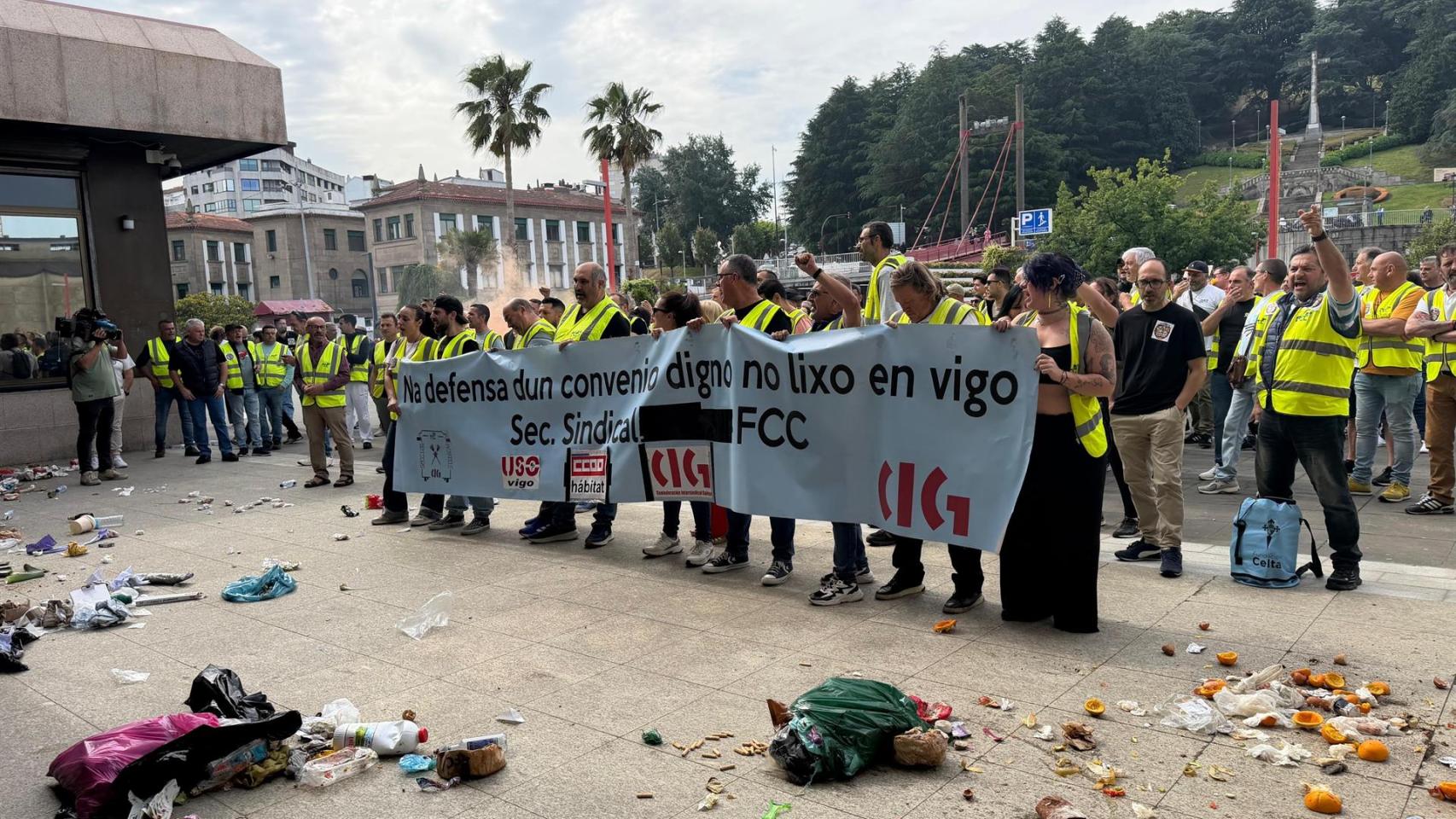 Empleados del servicio de basura de Vigo protestando a las puertas del Ayuntamiento