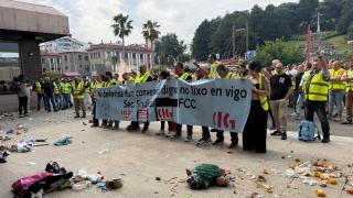Empleados del servicio de basura de Vigo protestando a las puertas del Ayuntamiento