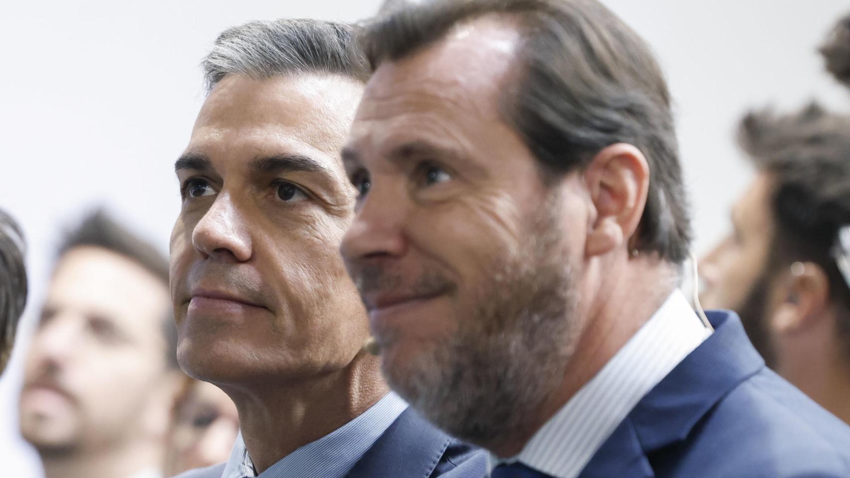 El presidente del Gobierno, Pedro Sánchez, y el ministro de Transportes, Óscar Puente, durante la clausura el acto de presentación de la propuesta de Plan Social para el Clima este lunes en Madrid.