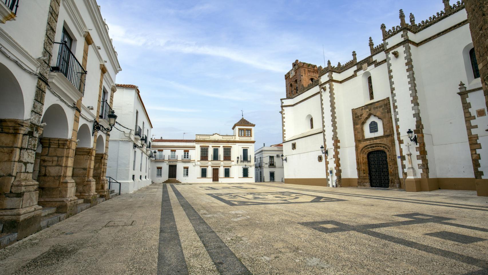Plaza de España con la Iglesia de Nuestra Señora de la Candelaria en Fuente del Maestre