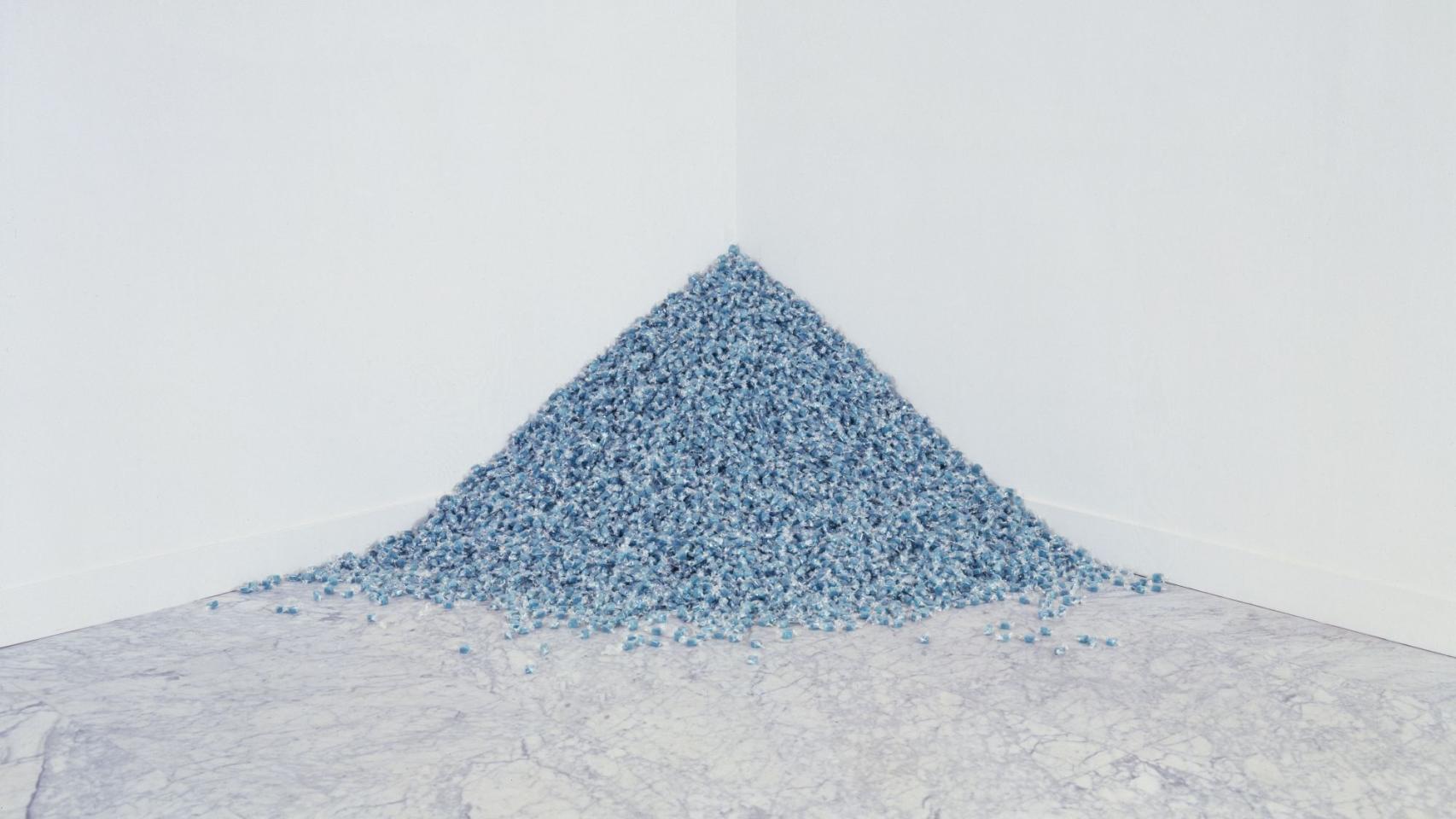 Félix González-Torres: 'Untiled' (Revenge), 1991. Vista de la instalación: El jardín salvaje, Fundación Caja de Pensiones, Madrid, del 22 de enero al 10 de marzo de 1991. Comisario: Dan Cameron Fotógrafo: Javier Campano. © Estate Felix Gonzalez-Torres, cortesía Felix Gonzalez-Torres Foundation