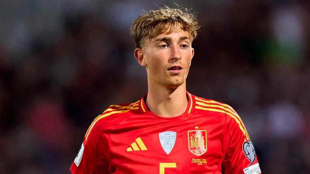 Dean Huijsen, durante un partido con la selección española.