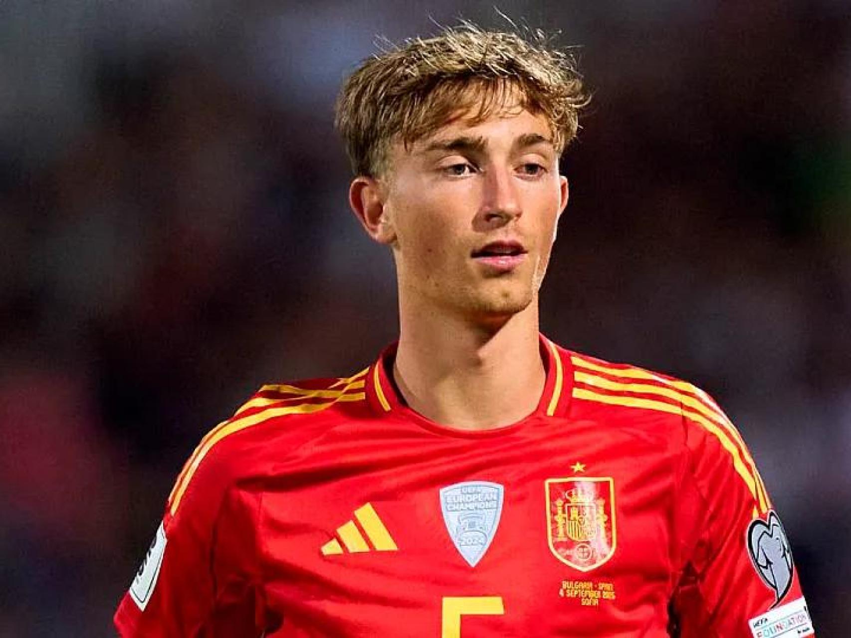 Dean Huijsen, durante un partido con la selección española.