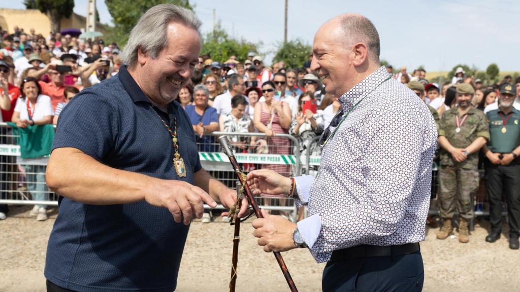 Los alcaldes de Zamora y la Hiniesta se intercambian los bastones como manda la tradición.