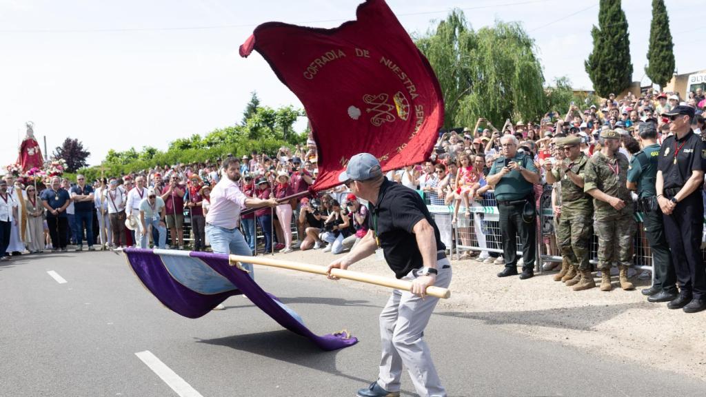 Baile de los pendones en la Romería de La Hiniesta.