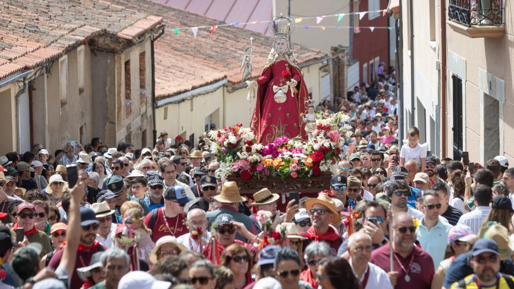 El pueblo de Zamora acompaña a la Virgen de la Concha en su tradicional Romería de la Hiniesta la mañana del Lunes de Pentecostés.
