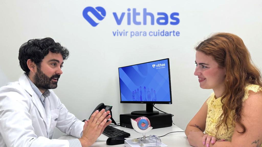 El doctor Rocha atiende a una paciente en Vithas Málaga.