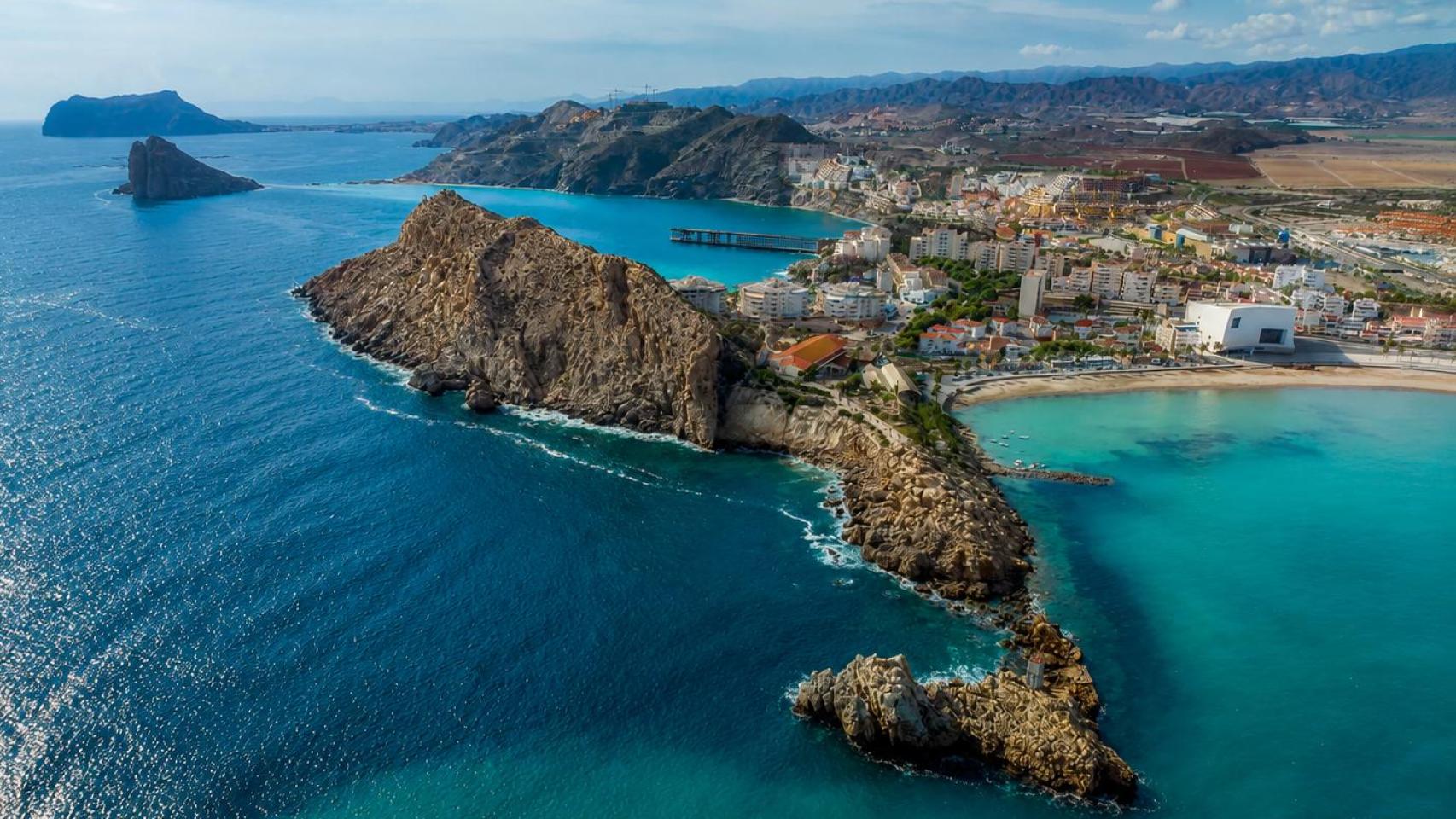 Águilas es una ciudad costera de la Región de Murcia conocida por sus playas y su tradición marinera.