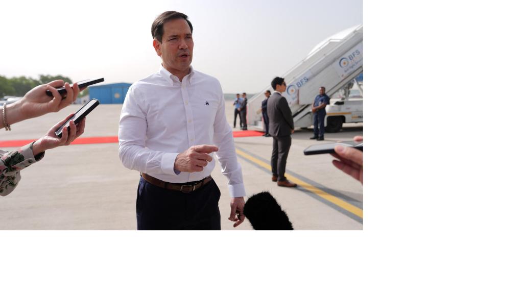 El secretario de Estado Marco Rubio atiende a los medios en el aeropuerto internacional Indira Gandi de Nueva Deli.