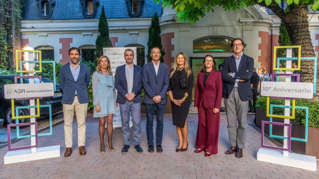 La nueva junta directiva de la AEFI liderada un mandato más por Arturo Mac Dowell (en el centro de la imagen).