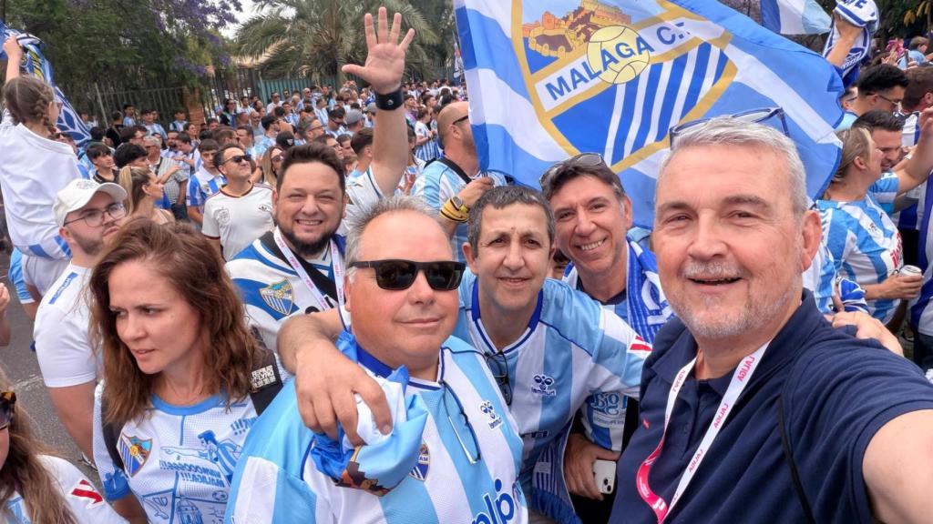 El cómico con Tirado y más amigos en el recibimiento al Málaga.