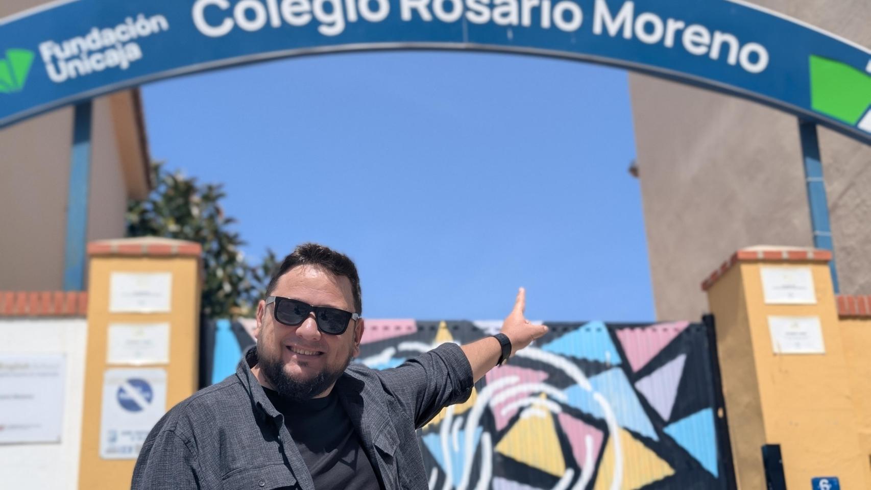 Una imagen de Germán en la puerta de su 'cole'.