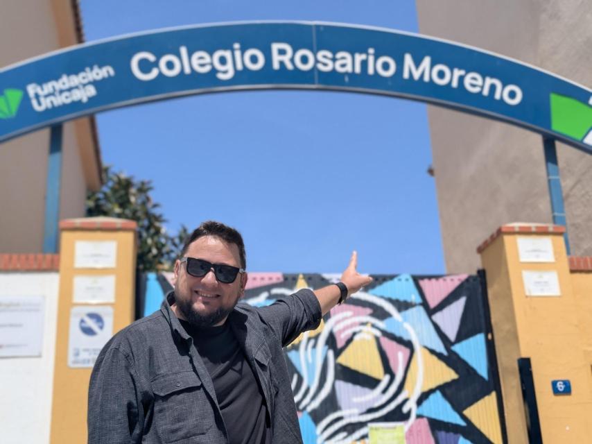 Una imagen de Germán en la puerta de su 'cole'.