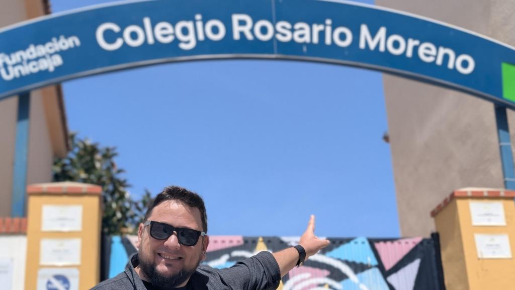 Una imagen de Germán en la puerta de su 'cole'.