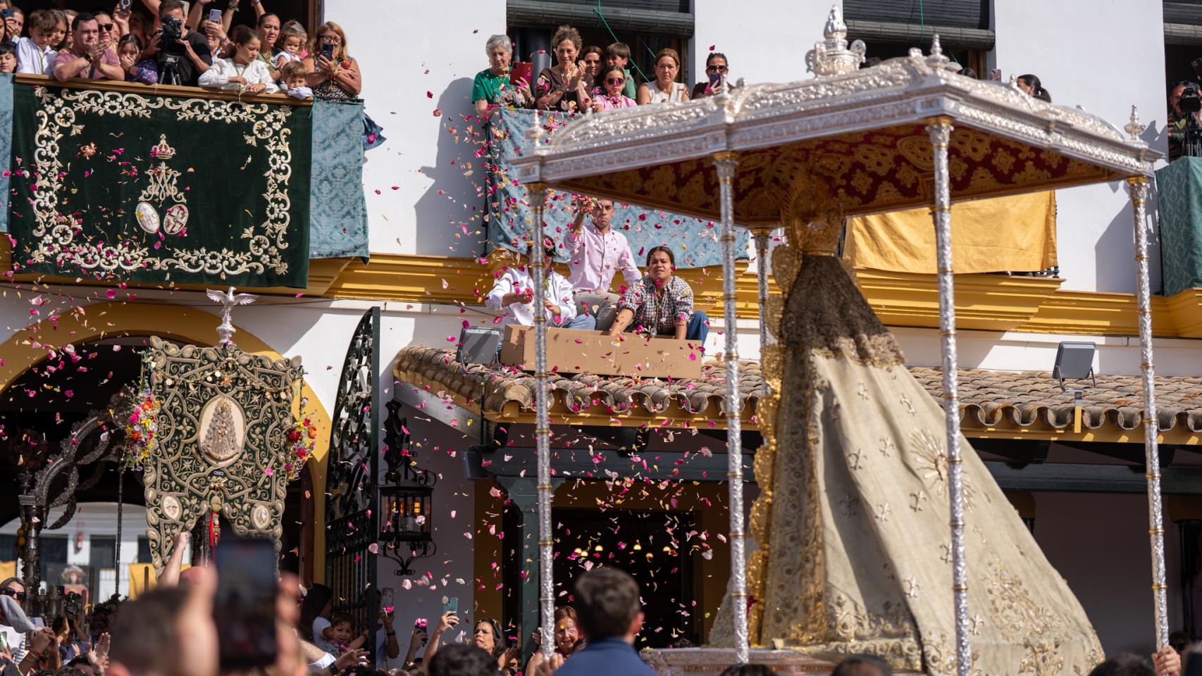 Imagen de la salida de la Virgen del Rocío. 