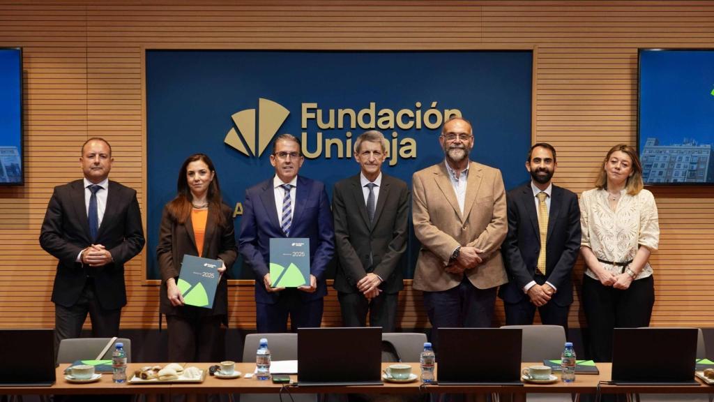 El director de División de Estrategia, Comunicación y Relaciones Institucionales, Manolo Castillo; la directora de División de Actividades, Cristina Rico; el director general, Sergio Corral; el presidente, José M. Domínguez; el director de División de Medios y Recursos, Joaquín Osuna; el director de División Financiera y Fundalogy, Javier de Pro, y la directora de División de Asesoría Jurídica y Gobierno Corporativo, Isabel Fernández.
