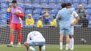 Los jugadores del Real Zaragoza lloran tras el descenso a Primera RFEF