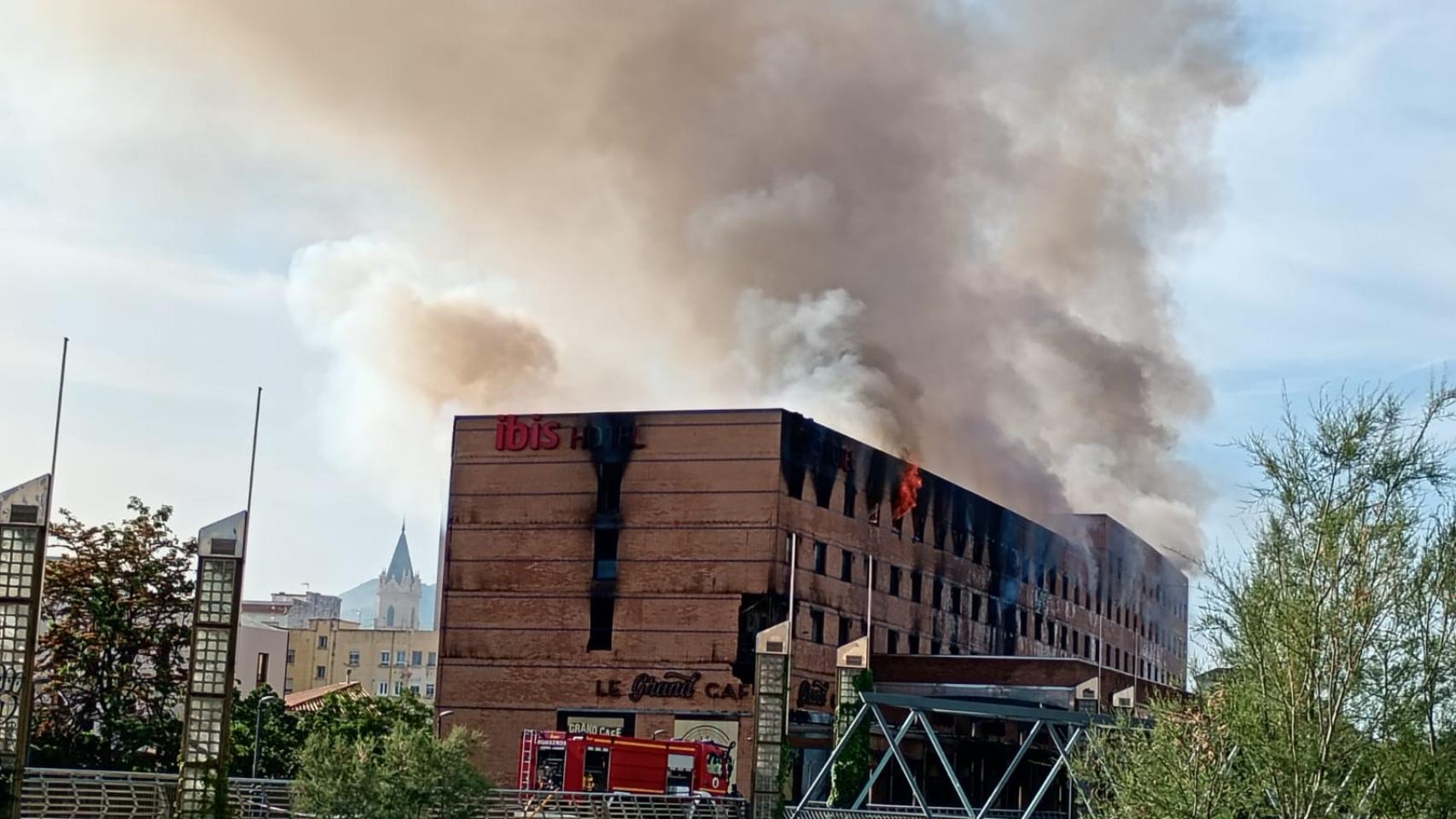 El hotel IBIS ardiendo 