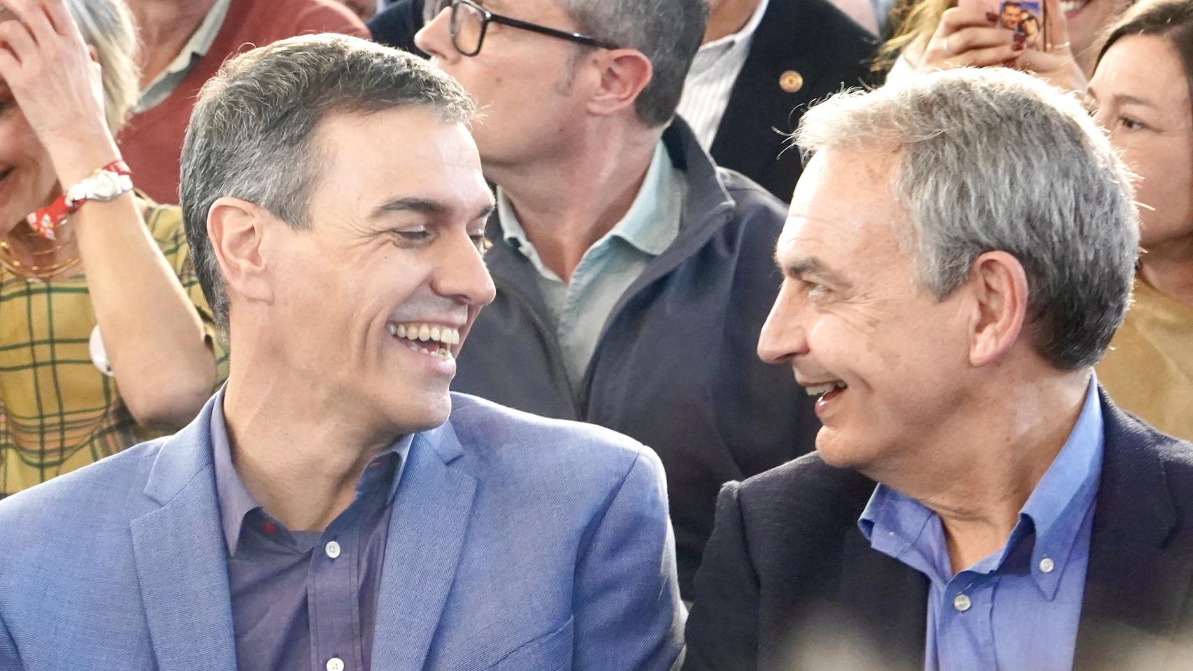 El presidente del Gobierno Pedro Sánchez y el ex presidente del Gobierno José Luis Rodríguez Zapatero, en Valladolid en el acto de fin de campaña de las pasadas elecciones autonómicas de Castilla y León.